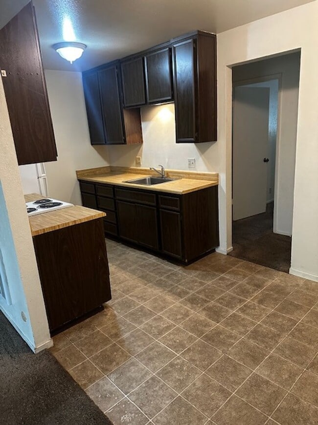 Building Photo - Upstairs 1bd/1ba Condo w/ Balcony
