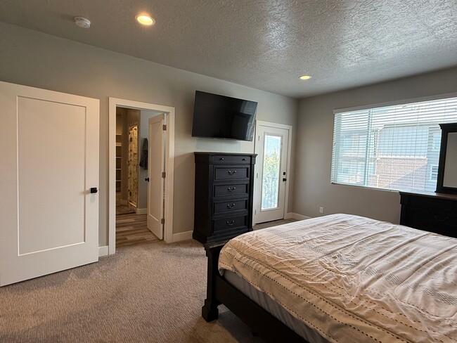 Building Photo - Luxury 7-Bedroom Home with Office, Dayligh...