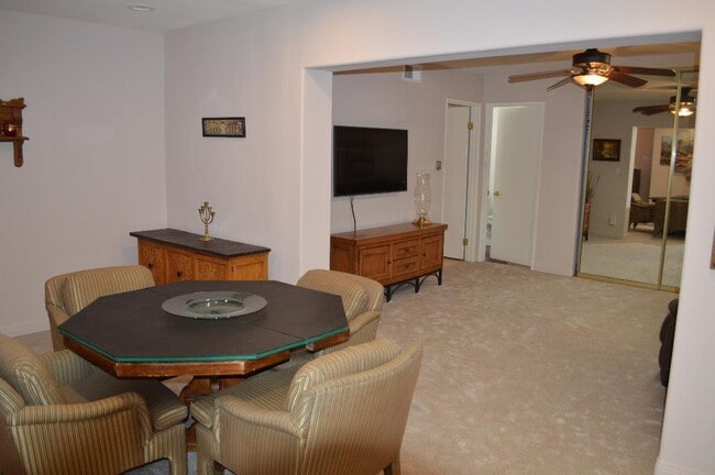 Building Photo - 2288 Oakcrest Dr