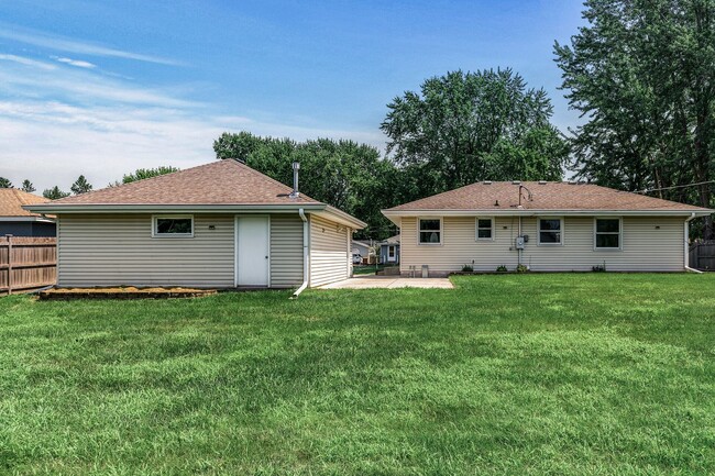 Building Photo - Freshly remodeled 4 Bed Rambler AV/Rosemou...