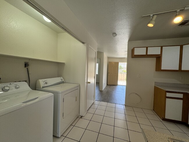 Building Photo - Move-in Ready 2-Bed, 2-Bath Townhouse in D...