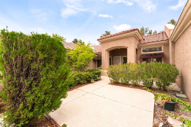 Building Photo - Sun City Summerlin 2 bedroom and 2 bathroom in a  55 and older Neighborhood