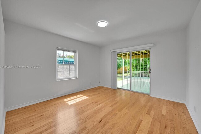 Building Photo - 1520 NE 108th St