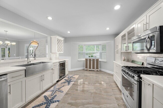 Building Photo - 121 Queen Eugenia Ct