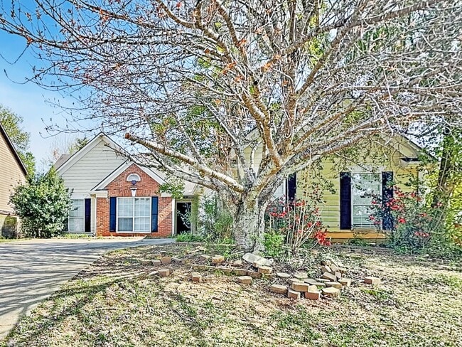 Building Photo - 2880 Camelot Woods Dr