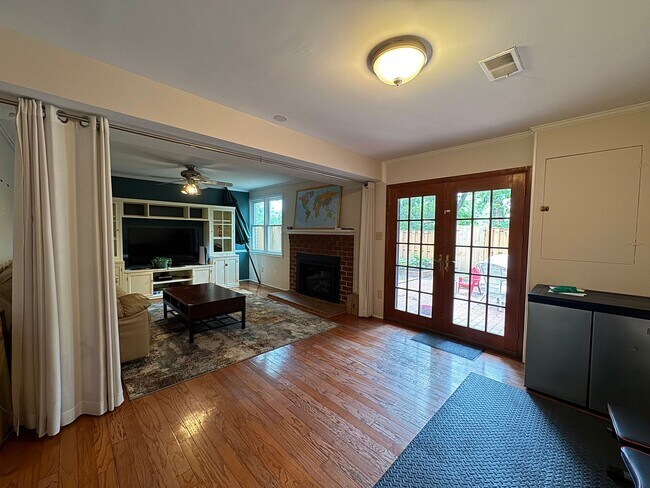 Building Photo - Refreshing 4 Bed 2/2 Bath End Unit Townhom...
