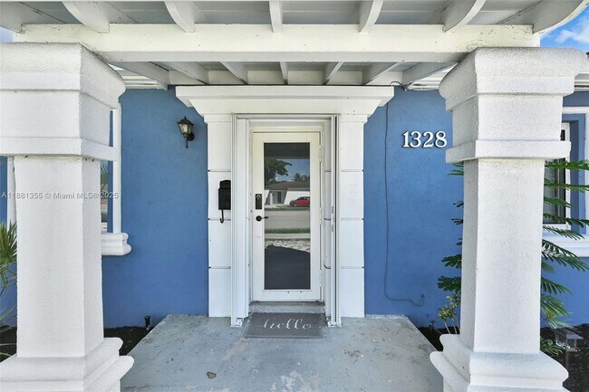 Building Photo - 1328 N Andrews Ave
