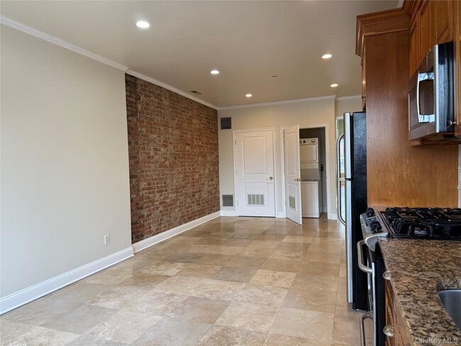 Building Photo - 123 Main St