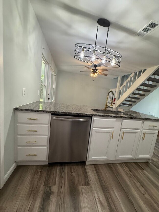 Building Photo - Charming 3-Bedroom Single-Family Home in N...