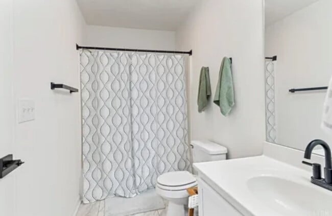 Building Photo - 3 Bedroom 2 Full Bath townhome in a Cul-de...