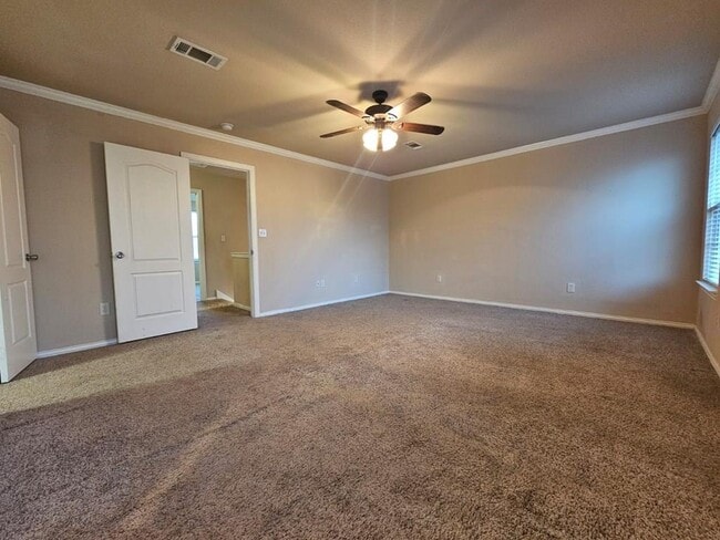 Building Photo - 607 NE Ave E Pl