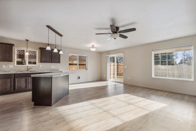 Building Photo - Adorable 3 bedroom. 2.5 bathTownhome in Columbia Falls