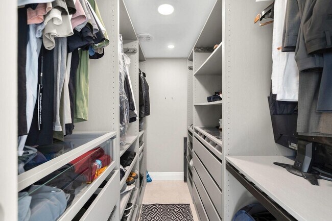 Building Photo - 111 Lake Emerald Dr