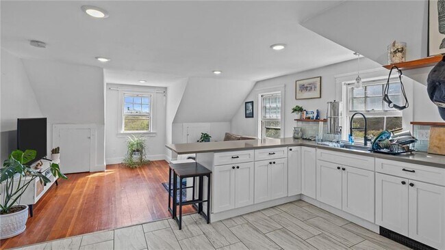 Building Photo - 56 Ruggles Ave