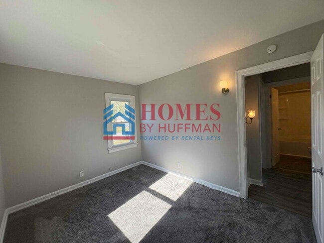 Building Photo - Three Bedroom House | Fenced Yard | Norths...