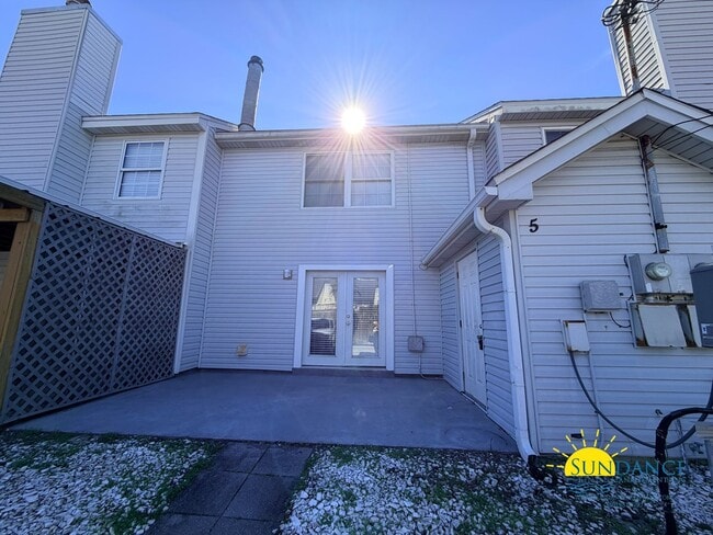 Building Photo - Charming Two-Story Townhome Near the Beach!