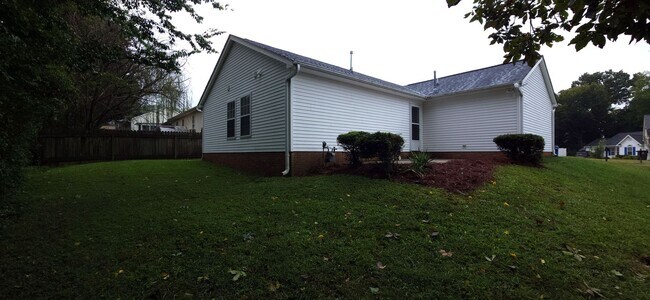 Building Photo - Great one level home close to shopping and highway