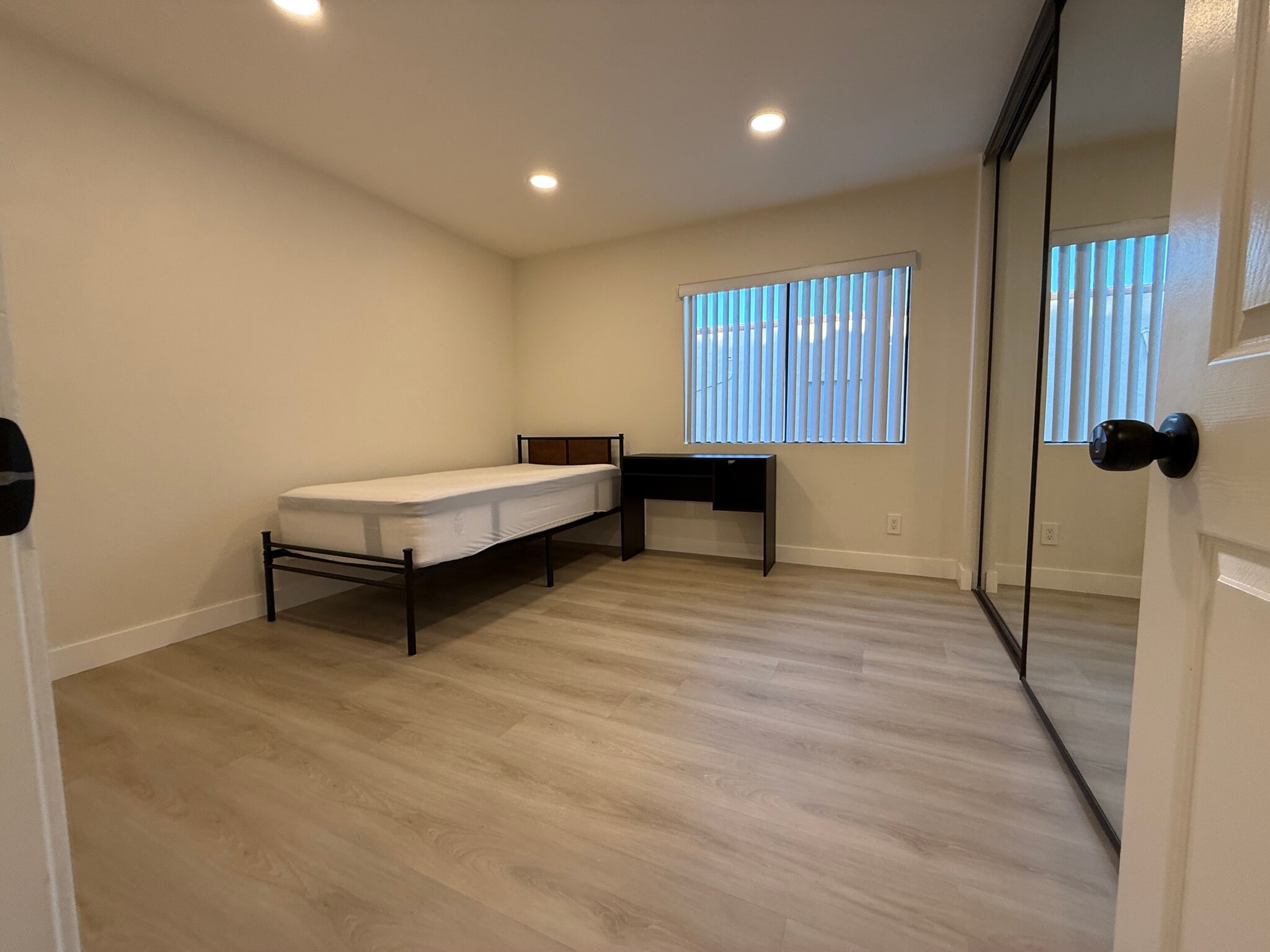 Large bedroom - 4639 Executive Dr