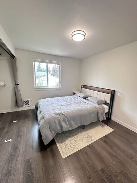 Building Photo - 2323 Oak Dr