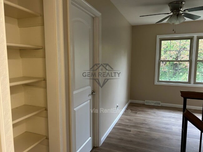 Building Photo - 100 Kendallwood Dr