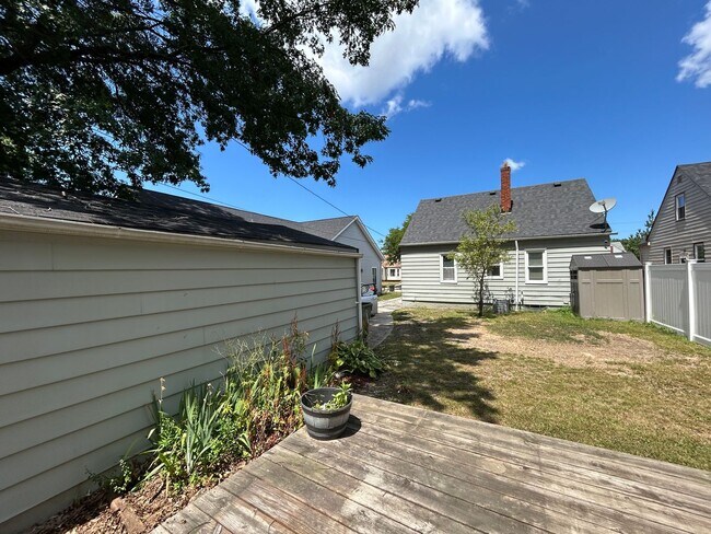 Building Photo - Spacious 3-Bedroom, 2-Bath House in South Euclid