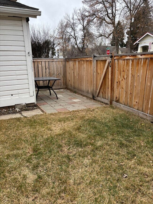 Building Photo - 421 W Lamme St