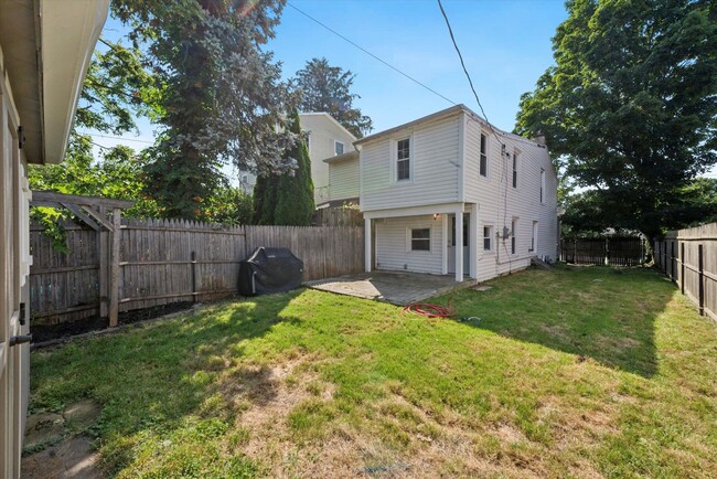 Building Photo - Recently Renovated 2 Bed 1 Bath Twin in We...