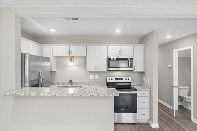 Building Photo - Two Bedroom with Garage on Exit 11!