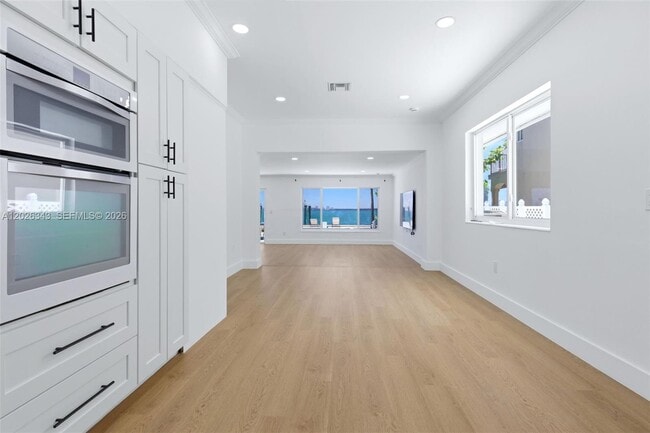 Building Photo - 1510 S Treasure Dr