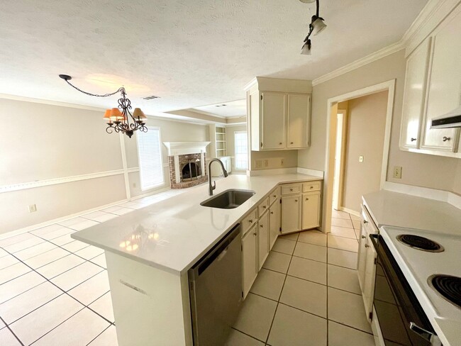 Building Photo - 3/2 Available for Rent in Madison! Cobbles...