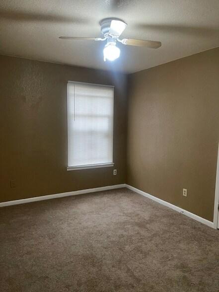 Building Photo - 622 Luxton St