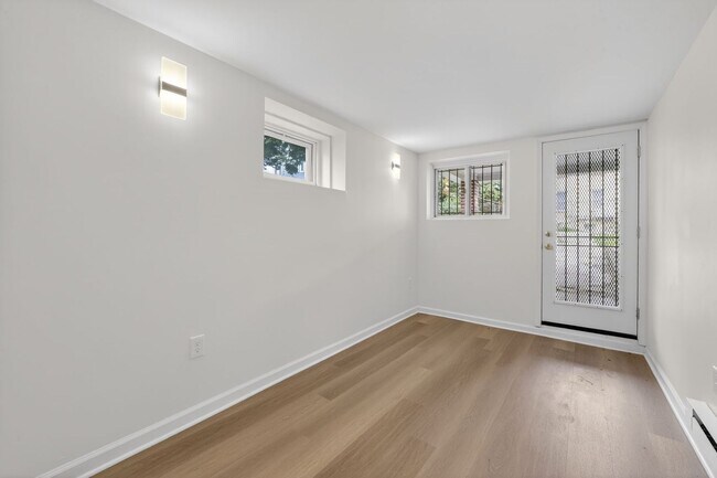 Building Photo - Spacious 6BR Rowhome in Prime DC Location