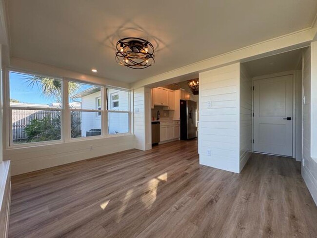 Building Photo - Remodeled 2/1 Beachside Bungalow