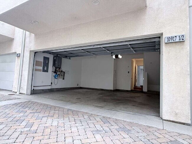 Building Photo - 10917 1/2 Otsego St