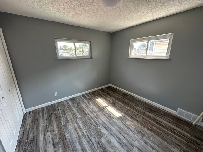 Building Photo - 24924 Lexington Ave