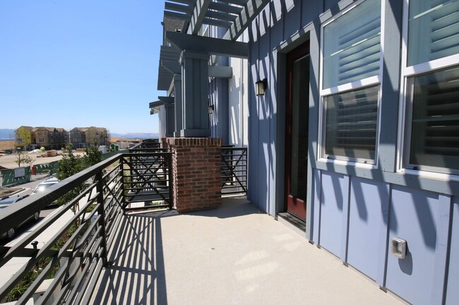 Building Photo - Modern Farmhouse Style Townhome 4 bed 3.5 ...