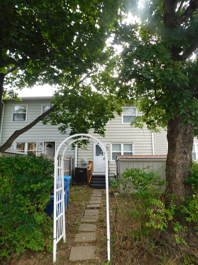 Building Photo - Berryville Townhouse