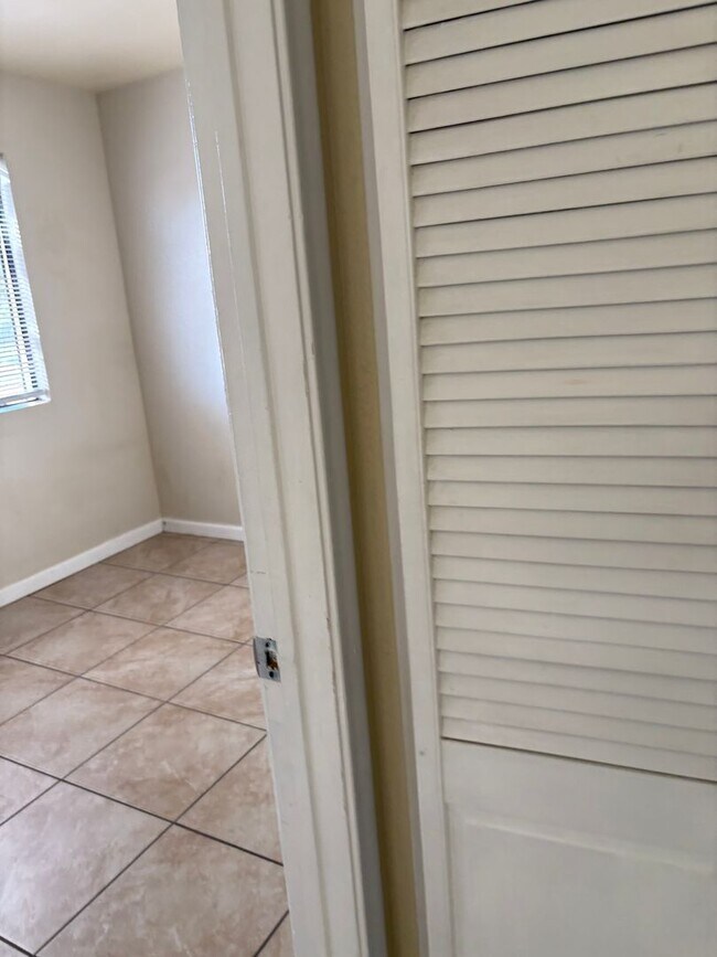 Building Photo - Great Condo in Great Area