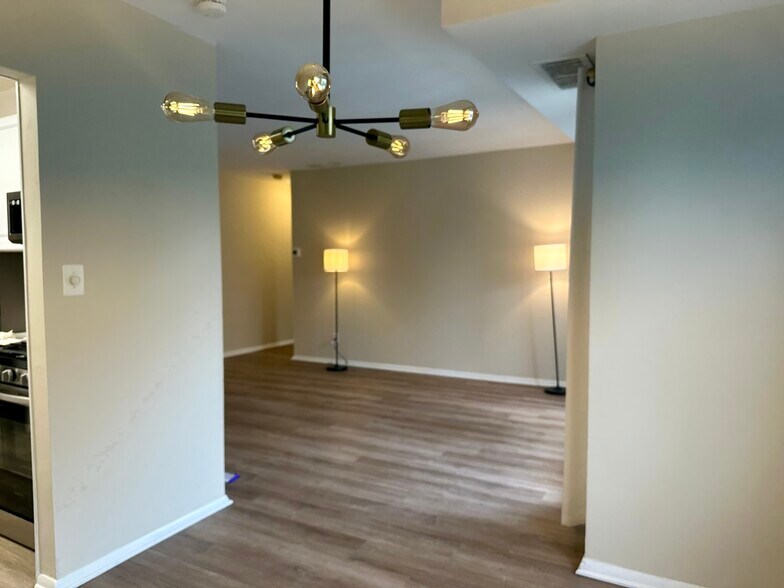 Building Photo - 3945 Lyndhurst Dr