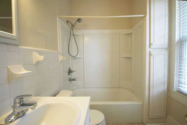 Building Photo - 2025 PRE-LEASING - 1 Bedroom, 1 Bath - Old...