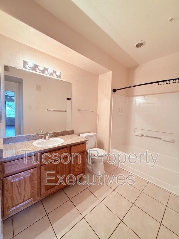 Building Photo - 2550 E River Rd