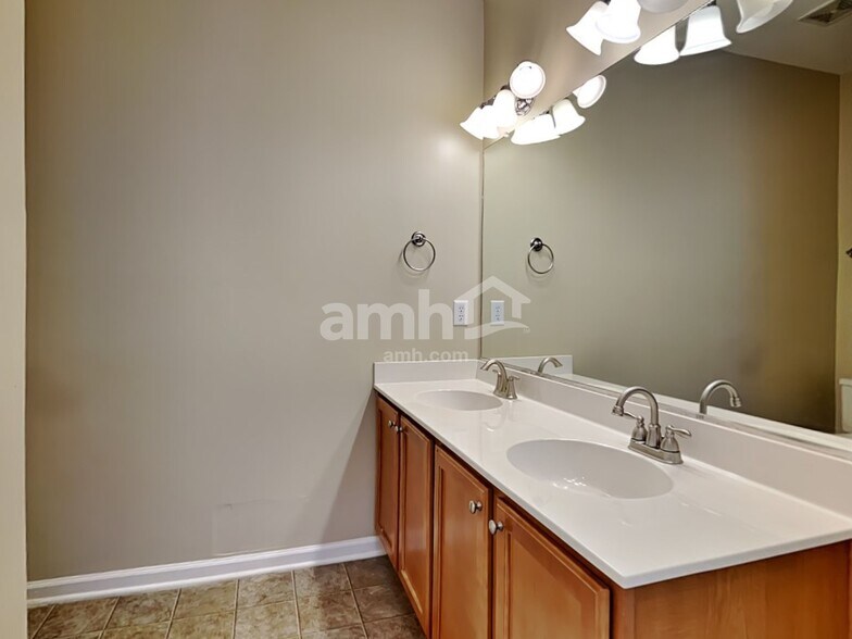 Building Photo - 2413 Thoreau St