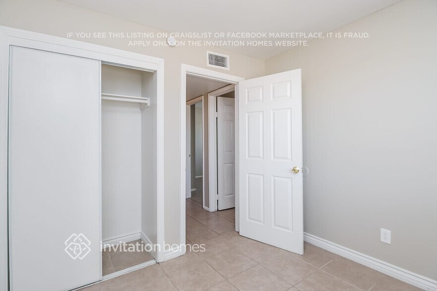 Building Photo - 2022 W Windrose Dr