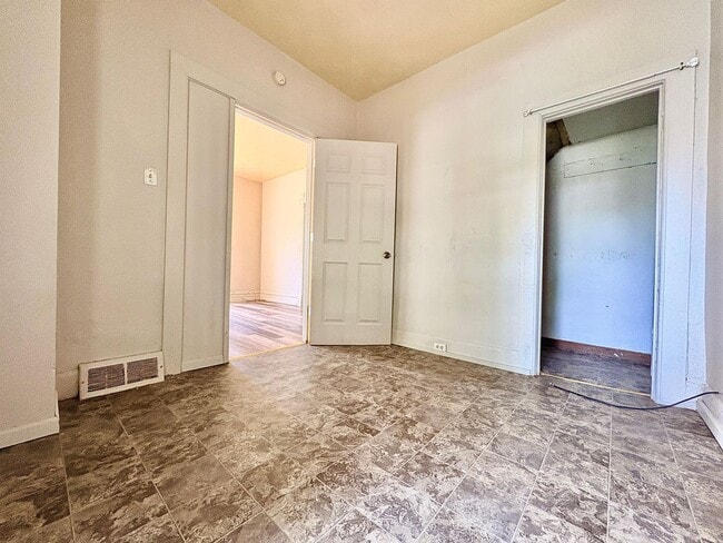 Building Photo - 127 Elm St