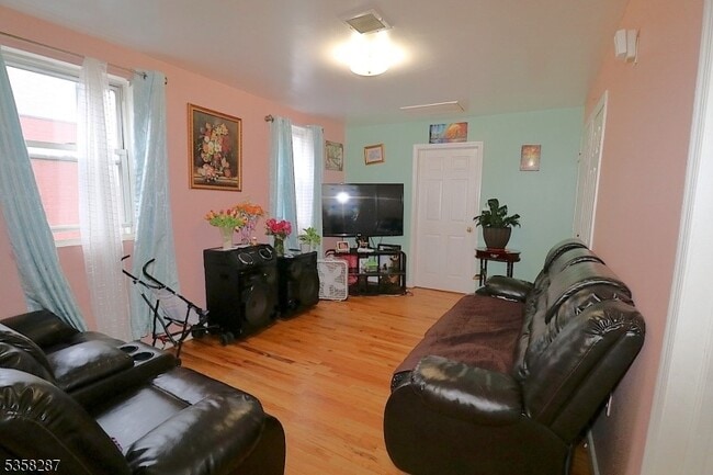 Building Photo - 524 Mulberry St