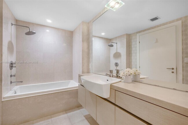 Building Photo - 200 Biscayne Blvd Way