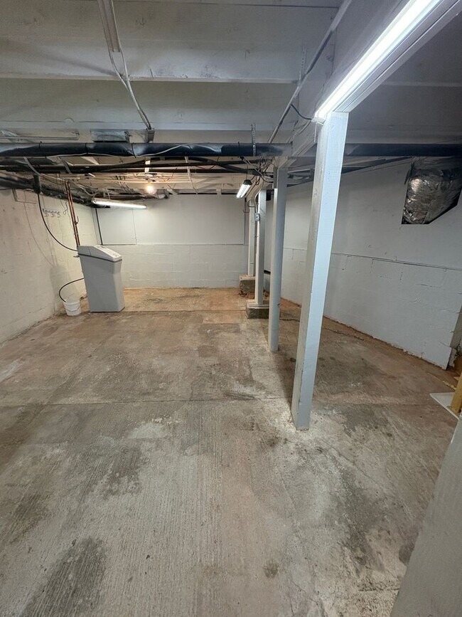 Building Photo - Unfurnished, 1-Year Long-Term Rental