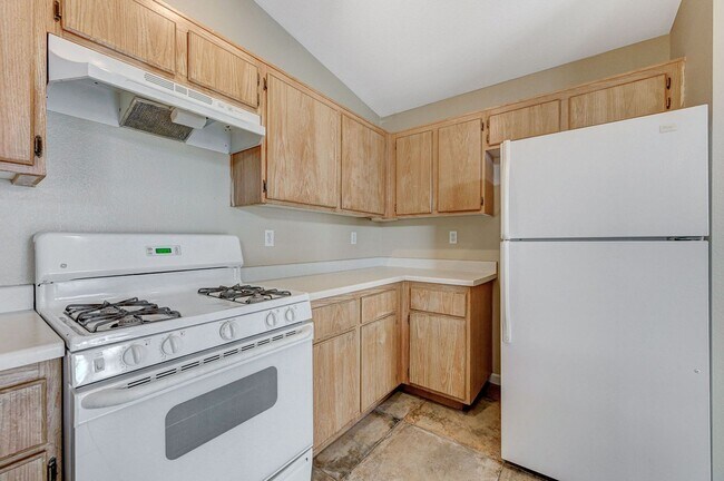 Building Photo - Rare Single Story Home with hard flooring!