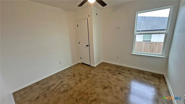 Building Photo - 977 Cline Dr