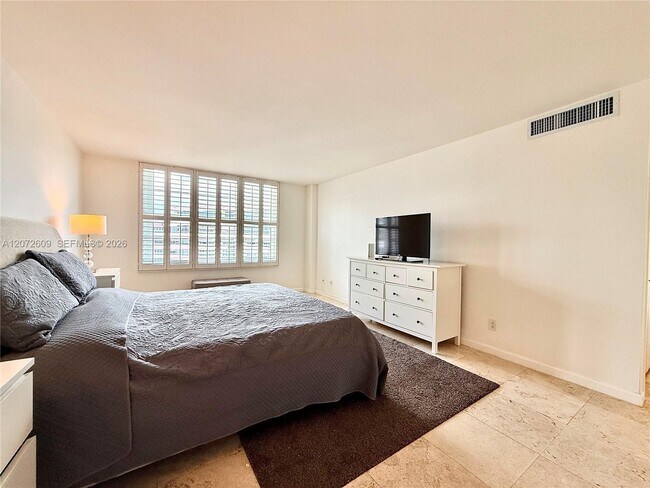 Building Photo - 5161 Collins Ave